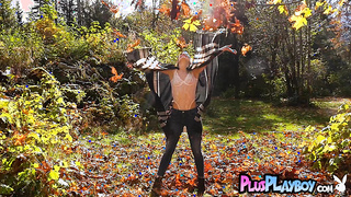 Sexy natural babe posed totally naked