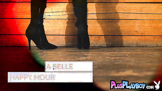 Sexy natural babe posed totally naked