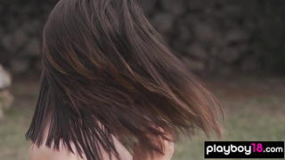 Lovely babe reveals us her pussy outdoor