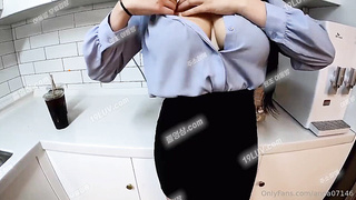 5229 OnlyFans K컵 안나 똥까시 딸딸이녀 오피스룩 주방에서 1 텔레 UBE892