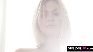 Blondie shows her amazing natural boobs