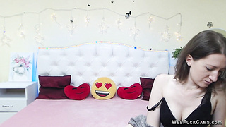 Amateur babe flashing black bra on slo webcam show