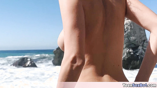 Gorgeous blonde Eva Elfie beach fucking