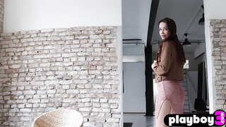 Elilith Noir strips and shows hot body