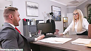 Seduces By The Hot Boss