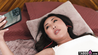 Chinese MILF squirts for the first time