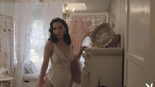 Hot muse exhibited her big natural boobs