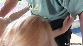 Senior masseur fucks babe and cums