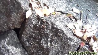 Chinese stunners rush to pee