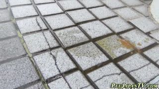 Chinese stunners rush to pee