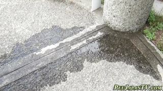 Chinese stunners rush to pee