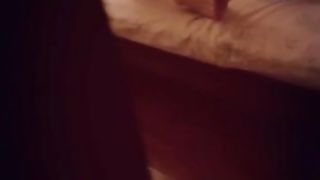 女儿看AV按摩器自慰被爸爸发现推门进去啪啪啪