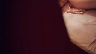 女儿看AV按摩器自慰被爸爸发现推门进去啪啪啪