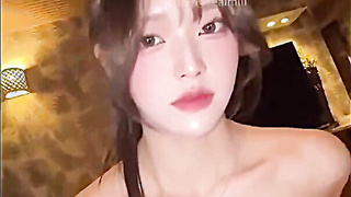 日本のティーンがフェラチ imfan オをして男性を喜ばせる