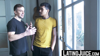 LatinoJuice.com - Stud homo Jonas Matt wanks dick while riding twink Felipe