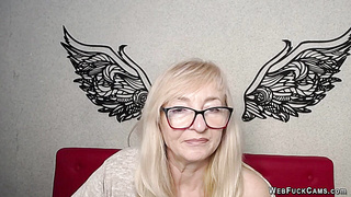 Amateur mature lady on webcam