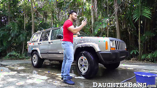 Teen bimbo thanks the car washer by servicing his dick