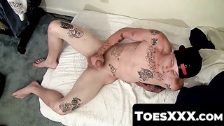 ToesXXX.com - Inked skater jock's proud display of his hard dick and big feet