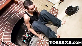 ToesXXX.com - Wiley's cum load splash over his enticing, bare naked feet