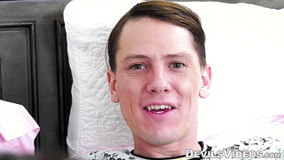 Jamie Foster weird sex in bed with mom and boyfriend