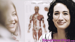 Arabelle Raphael oralled before vigorous fingering