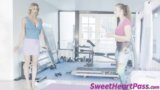 Natural bombshell Lena Paul rimmed before face sitting