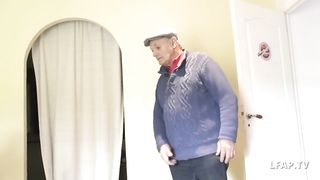 La femme de menage se fait defoncer par papy et son-in-law pote