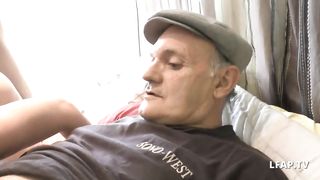 La femme de menage se fait defoncer par papy et son-in-law pote