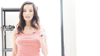 Beautiful housekeeper babe dicked down after wet cocksucking