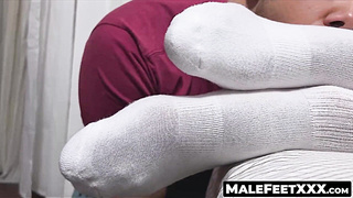 MaleFeetXXX.com - Bearded Maui's shock at waking up to his giant foot being sniffed and licked by jock Dan Edwards