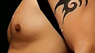 Tattooed jock deepthroats big dick after warm golden shower