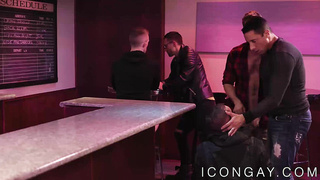 Handsome gays Nick Capra and Hunter Smith rimm and ass fuck