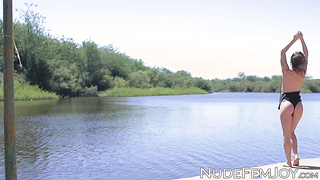 Impeccable vixen shows her amazing pussy and boobs off