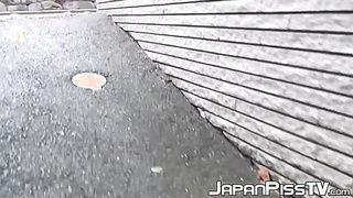 Japanese beauties in hurry to release their golden showers