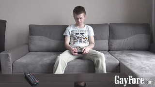 Inked twunk Axel milks solo while eyeing pornography