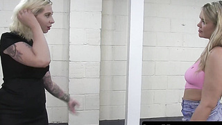 Bratty daughter Gina Varney SCISSORS with stepmother Scarlett Love