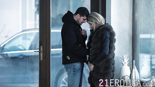 Voluptuous gf takes an ass-fuck rail after slow bj