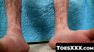 ToesXXX.com - Thin twunks' bathroom have fun and toe-deep-throating taunt