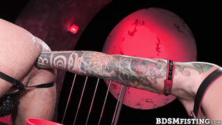 Shifting sexual gears, Dolf Dietrich takes hold of some mittens, providing Drew Sebastian's fuck-hole a dizzying quick fire!