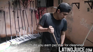 Fascinating latino Eloy gobbleed my salami until I pull out my spunk on his face