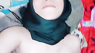 Gadis Jilbab Kena Entot Pacar Sampai Crot