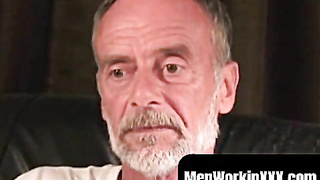 MenWorkinXXX.com - Wooly amateur spills jizm all over his tummy after wanking