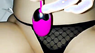 Usando o brinquedo novo de natal pela primeira vez. Minha buc3t4 ficou SUPAH MOLHADA! (Leah Gotti, Lisa Ann, Sunny Leone)