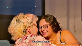 QUE DELICIOSO COMO TE MOJAS! Rommies se calientan y se dan placer a la vista de la otra chica (Lisa Ann, Stacy Cruz)