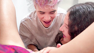 Ufff! Rommie y sus amigas se ponen a pecar con el vibrador (ANGELA WHITE, Leah Gotti, Stacy Cruz)