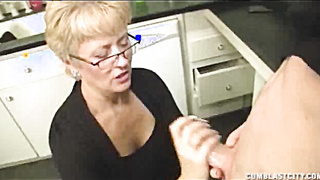 Cougar Amateur Facial cumshot