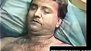 Unshaved Shawn jacks his fuck-stick rigid on the sofa