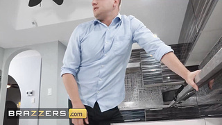 BRAZZERS - Smoking Molten Handywoman Kaylee Ryder Visits Car's Building To Fix His Drown But Completes Up Fixing His Beefstick