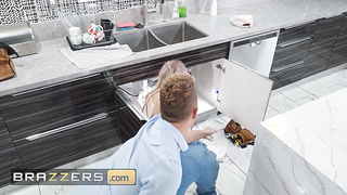 BRAZZERS - Smoking Molten Handywoman Kaylee Ryder Visits Car's Building To Fix His Drown But Completes Up Fixing His Beefstick