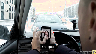 DEBT4k. Ledercouch ist perfekt fï¿½r den Mann, um den sï¿½ï¿½en jungen Schuldner zu ficken